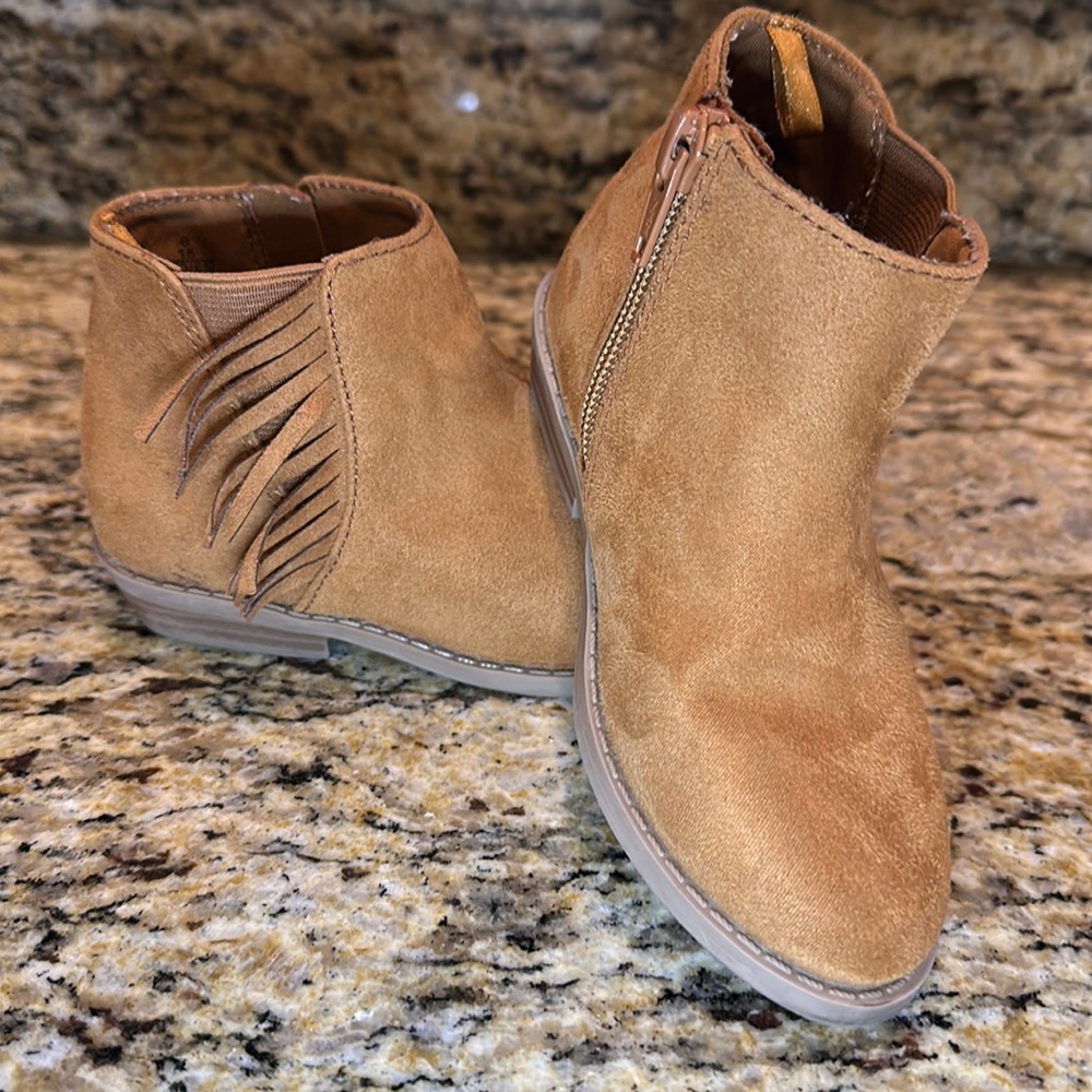 Toddler’s Old Navy brown ankle boots. Size 9